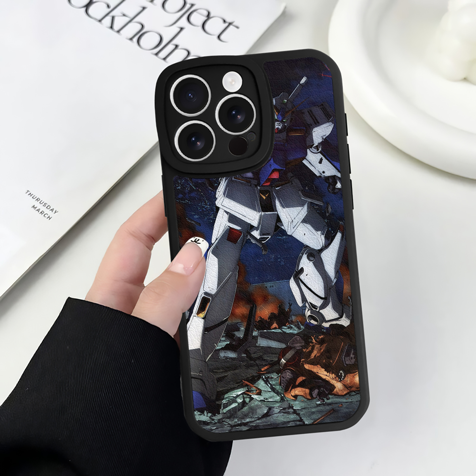 （画像用） 機動戦士ガンダム Mobile Suit Gundam 【iPhone 16シリーズ対応】シリコンスマホケース（レザー調） 材質：シリコン